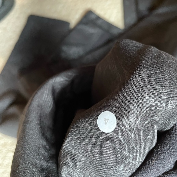 Limited edition Lululemon rain coat - Picture 4 of 5